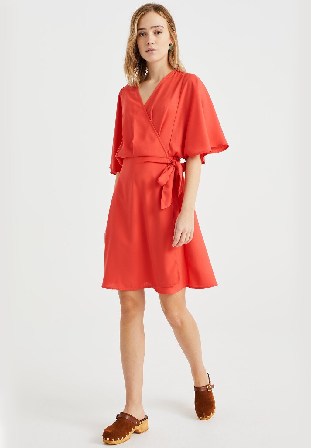 

Летнее платье WE Fashion, красный