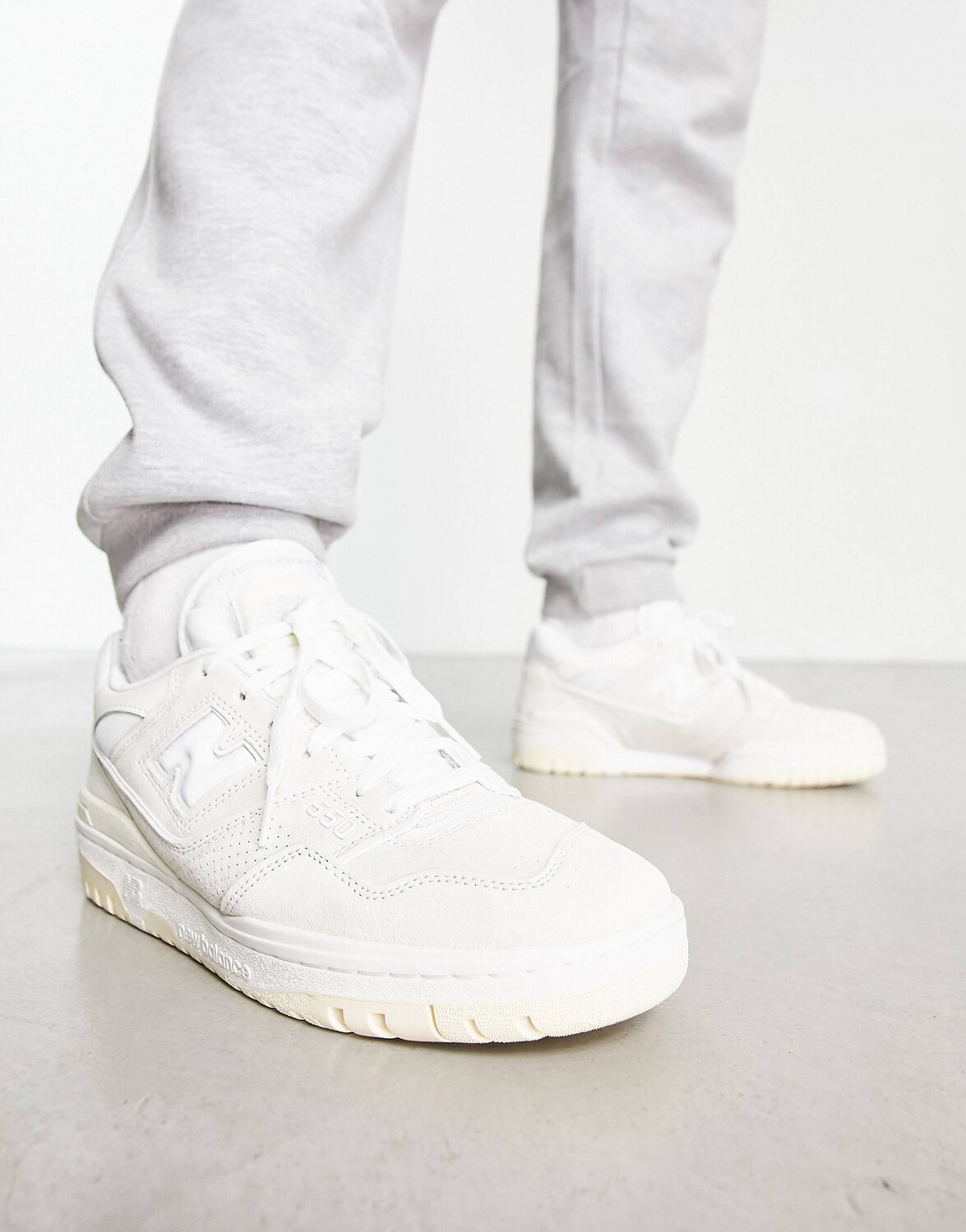 

Белые кроссовки New Balance 550