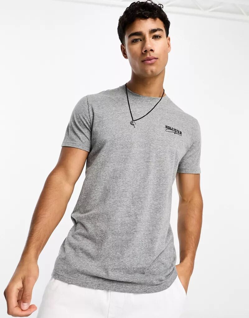 

Приталенная техническая футболка в крапинку с небольшим логотипом Hollister