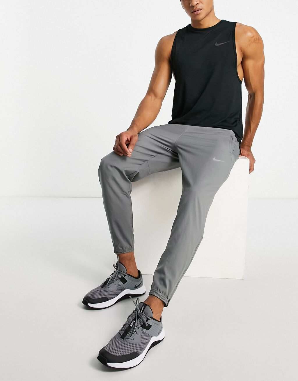 

Серые тканые джоггеры Nike Running Challenger Dri-FIT
