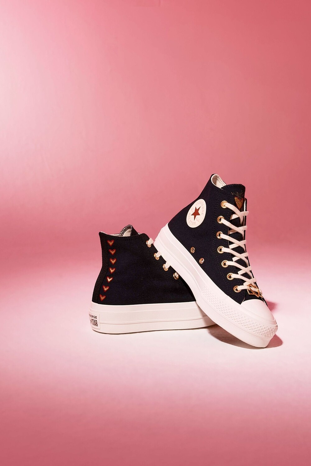 

Спортивная обувь на платформе Hearts Lift Converse, черный