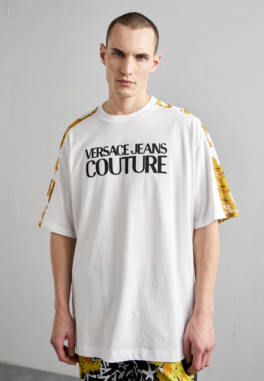 Футболка с принтом Logo Versace Jeans Couture, цвет white/gold-coloured футболка с принтом logo versace jeans couture цвет white gold coloured