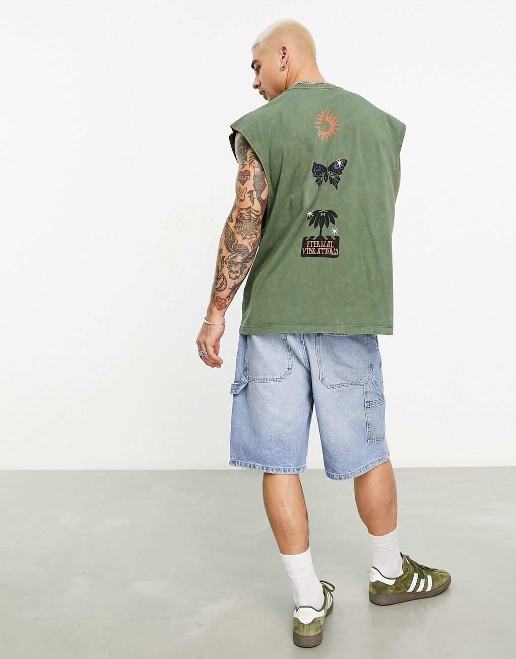 

Объемный жилет цвета хаки с принтом на спине ASOS DESIGN