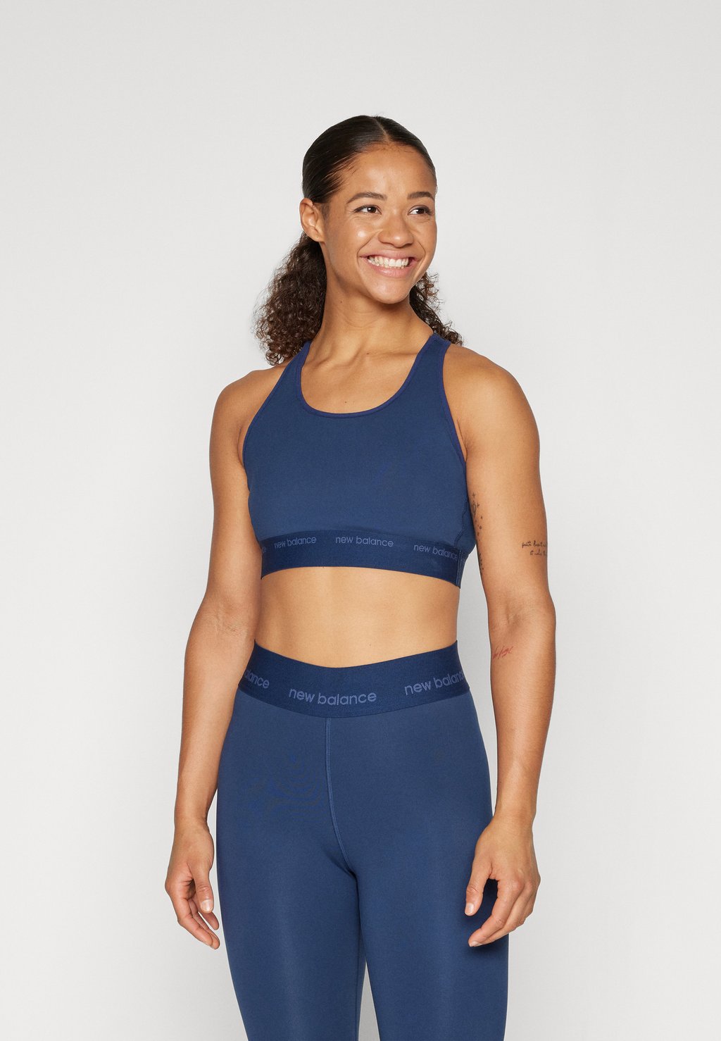 

Спортивный бюстгальтер средней поддержки MEDIUM SUPPORT SLEEK PACE BRA New Balance, цвет navy