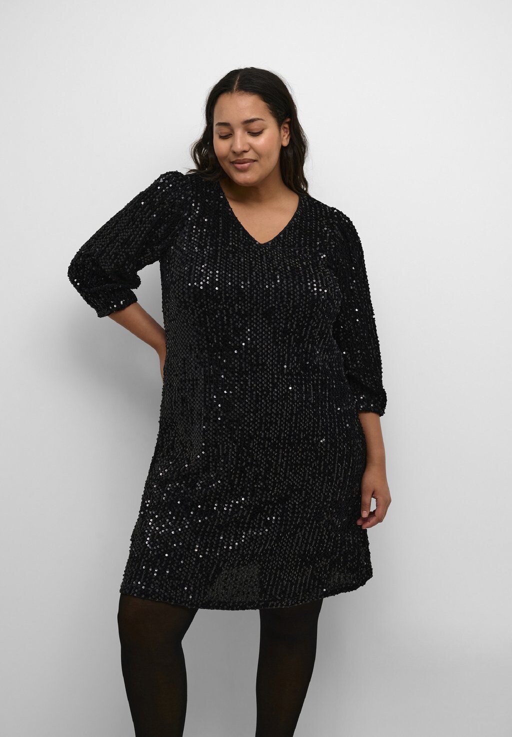 

Элегантное платье BENTE SEQUIN GLITTER Kaffe Curve, глубокий черный