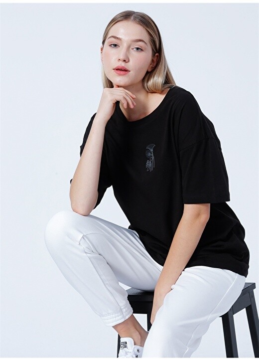 

Черная женская футболка с круглым вырезом с принтом BLACK ON BLACK X AAE, Черный