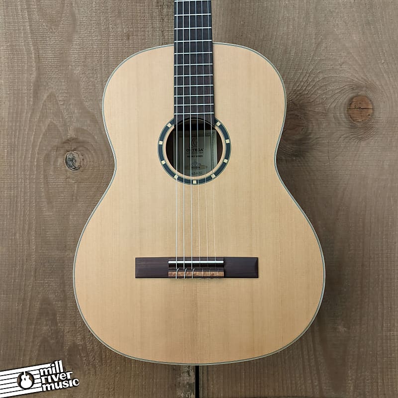 Акустическая гитара Ortega Family Series Cedar Nylon String Acoustic Guitar Small Neck BStock w/Bag