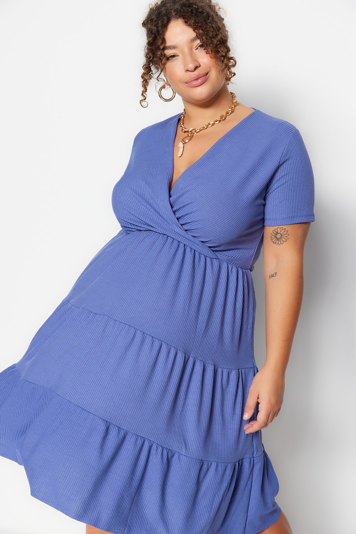 цена Трикотажное платье цвета индиго с V-образным вырезом и воланами Trendyol, синий