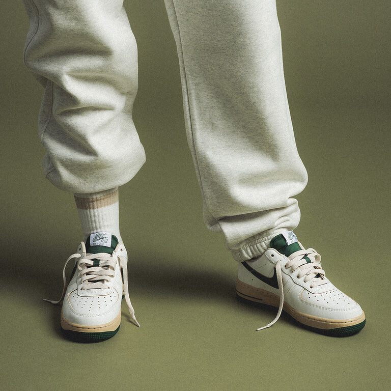 

Кроссовки Wmns Air Force 1 '07 Lv8 Nike, серый