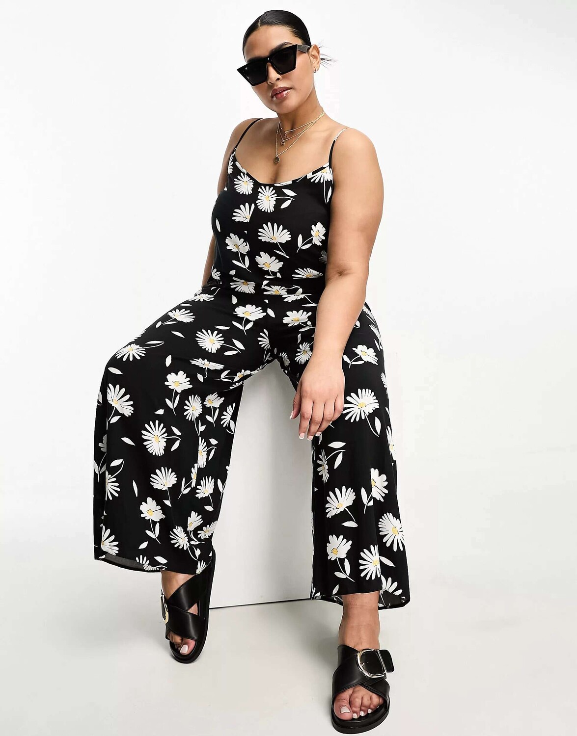

Комбинезон-кюлот с крупными ромашками ASOS DESIGN Curve