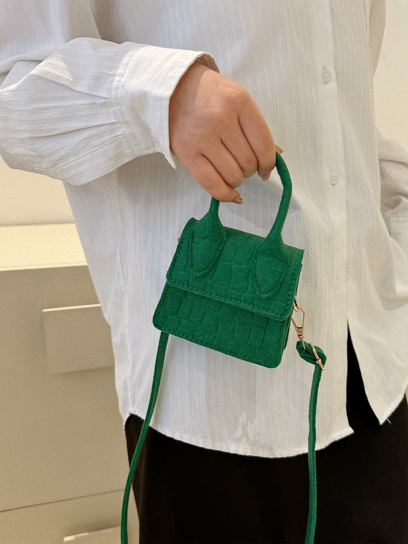 цена Мини-неоново-желтая квадратная сумка с клапаном с тиснением под кожу крокодила, зеленый