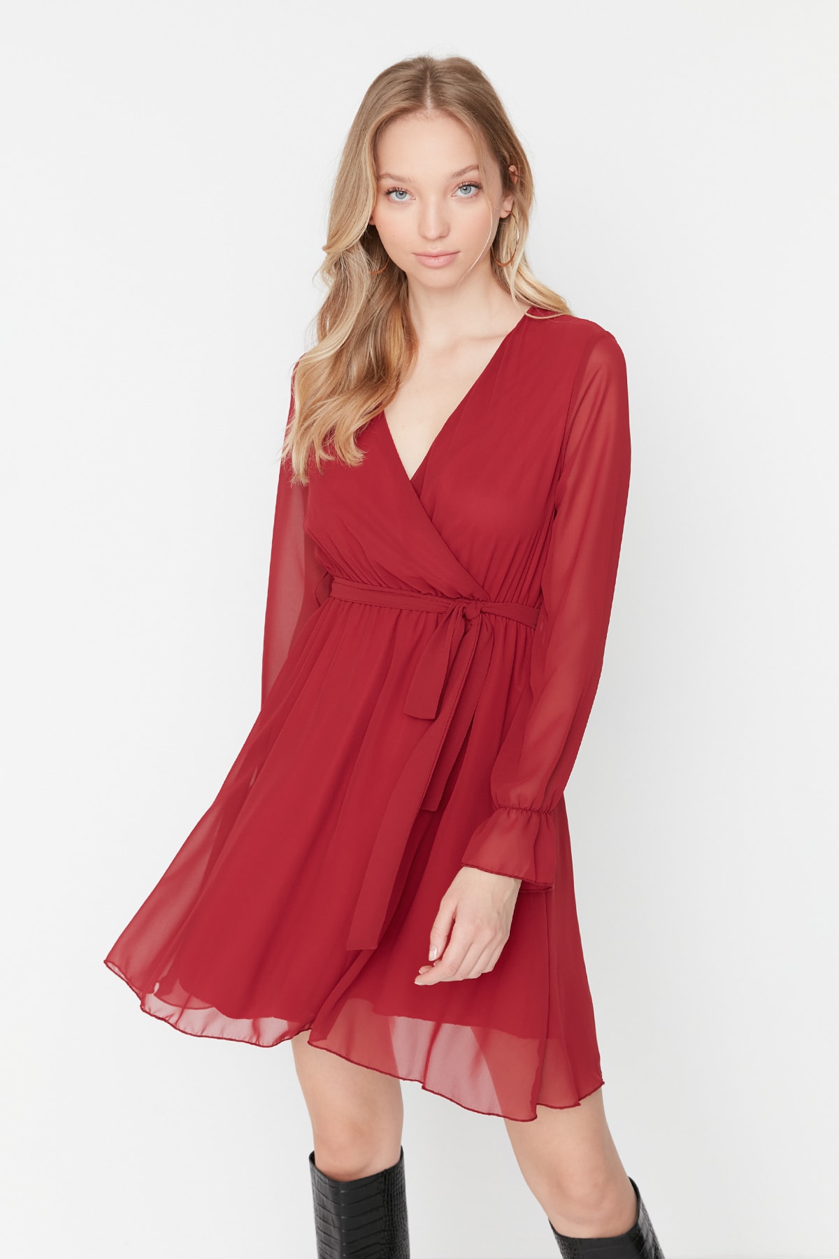 Платье Trendyol с поясом, бордовый