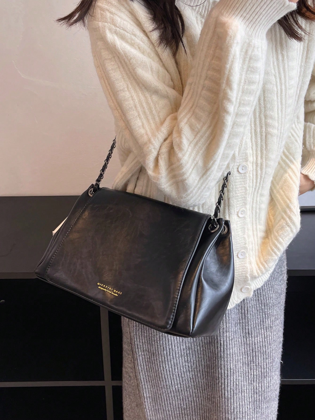 Легкая деловая повседневная сумка-хобо с клапаном, черный фото