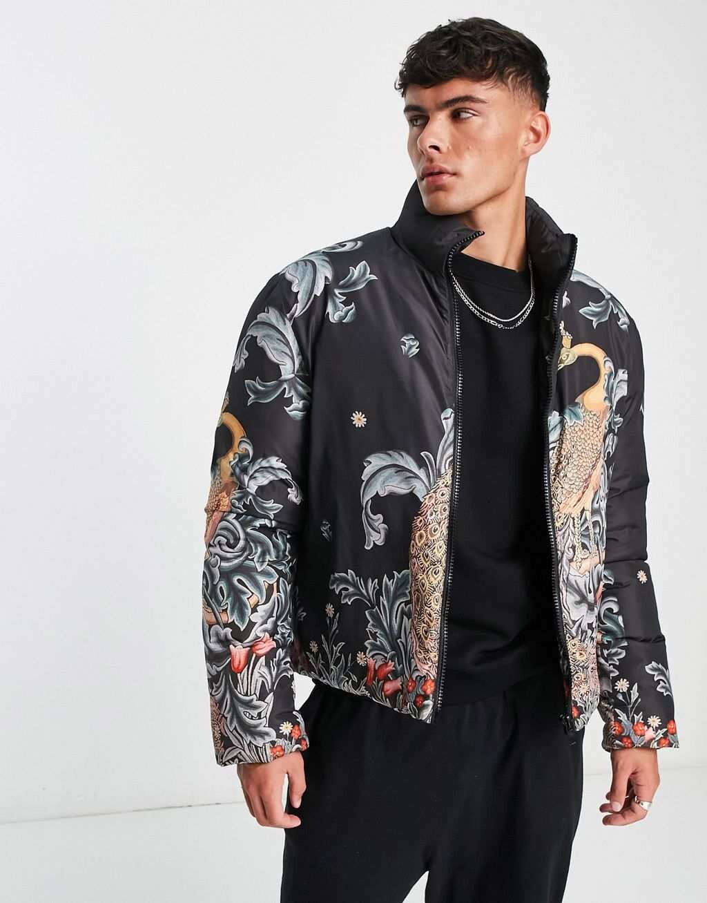 

Черный пуховик с принтом в стиле ренессанс ASOS DESIGN