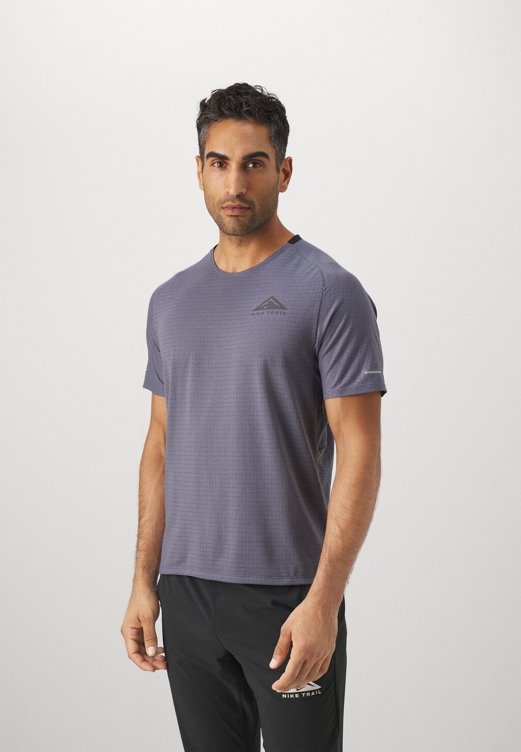 

Спортивная футболка Solar Chase Nike, цвет light carbon/black