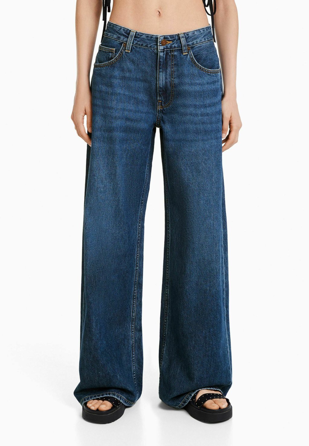 цена Расклешенные джинсы темно-синего цвета Bershka, темно-синий