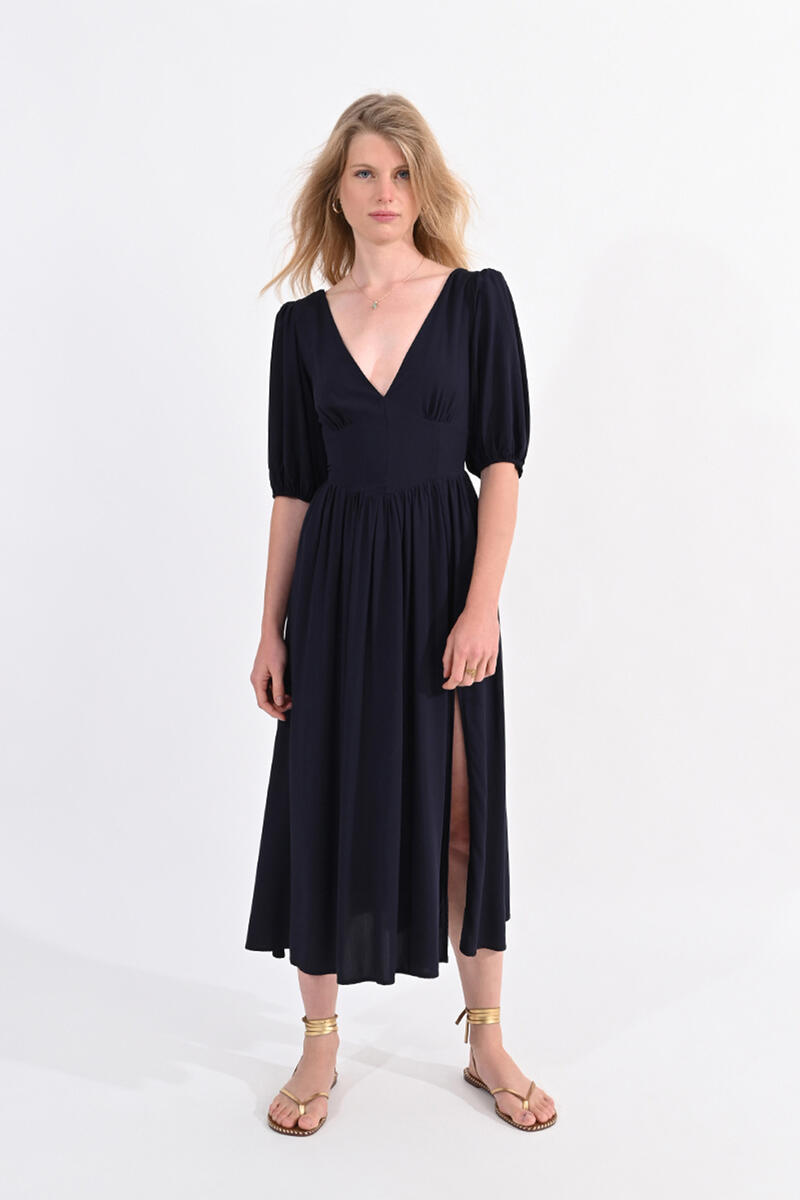 цена Длинное платье с короткими рукавами и складками Molly Bracken, темно-синий
