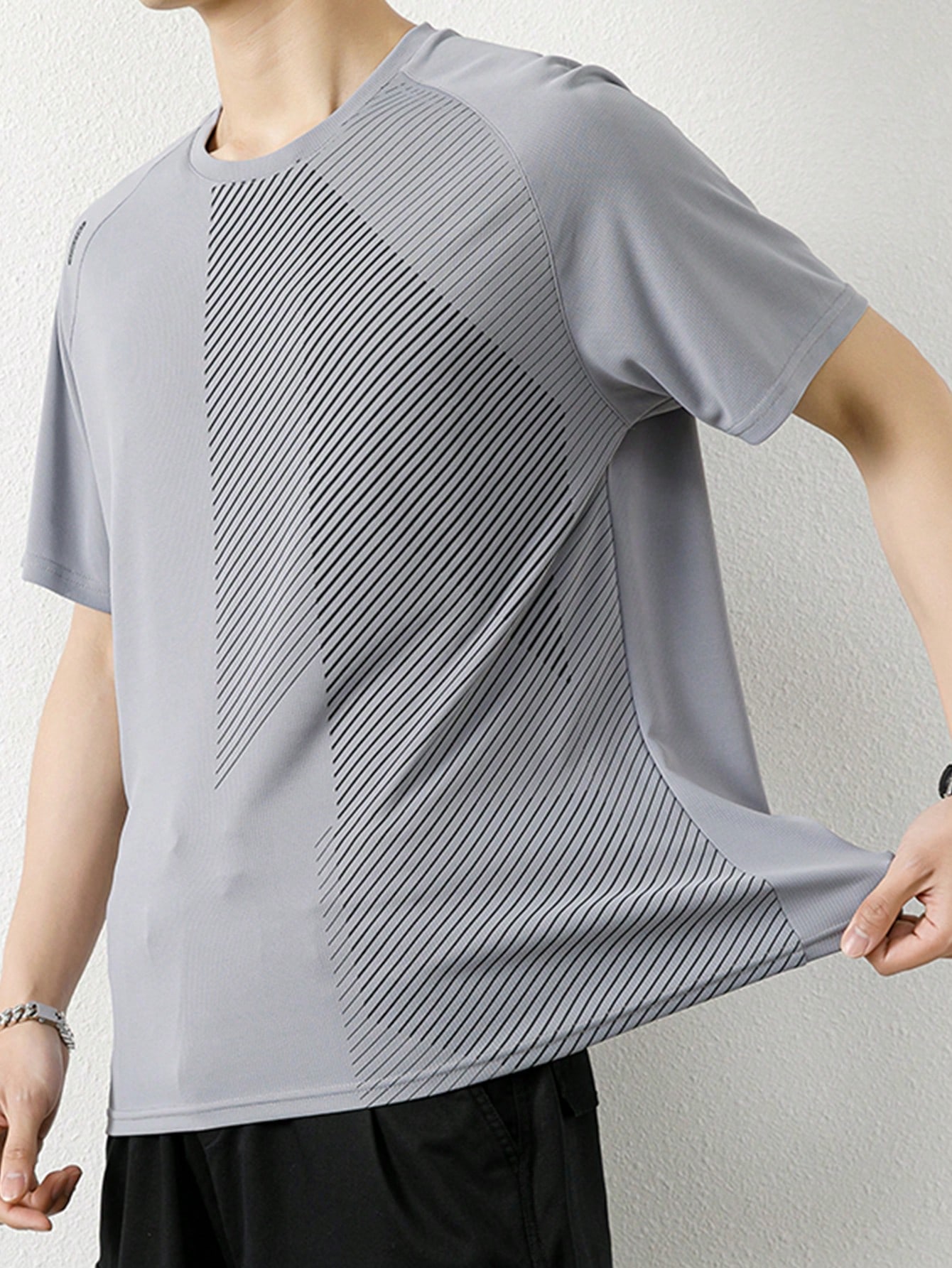 цена Мужская летняя дышащая быстросохнущая спортивная футболка с короткими рукавами из тонкого ледяного шелка в полоску и с принтом, серый