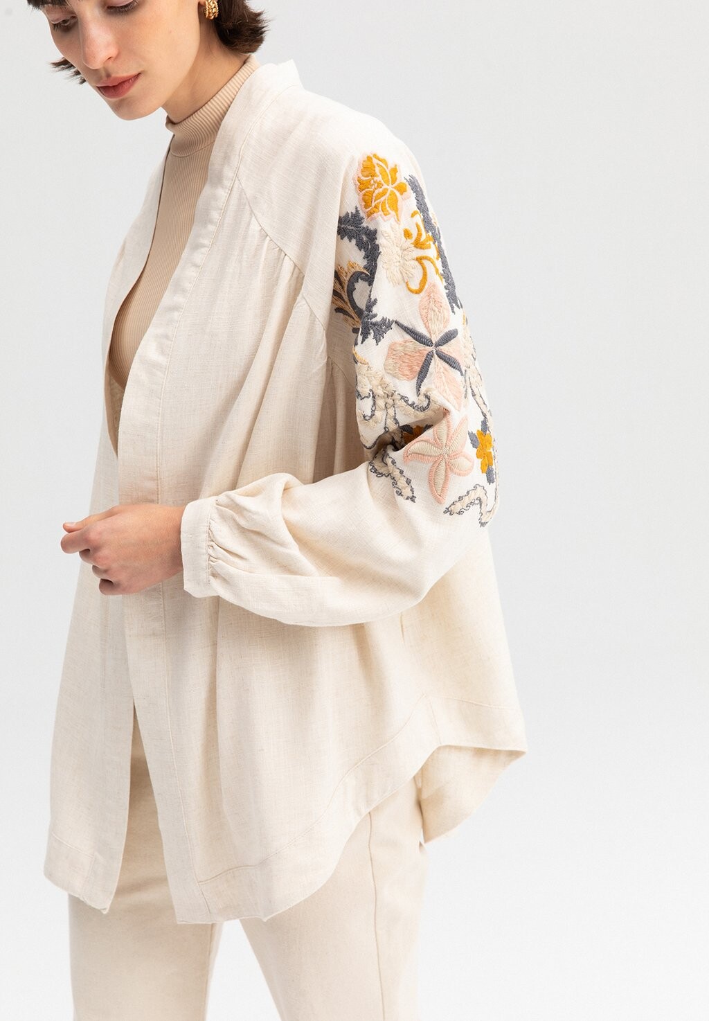 

Тонкая куртка EMBROIDERED KIMONO Touché Privé, кремовый