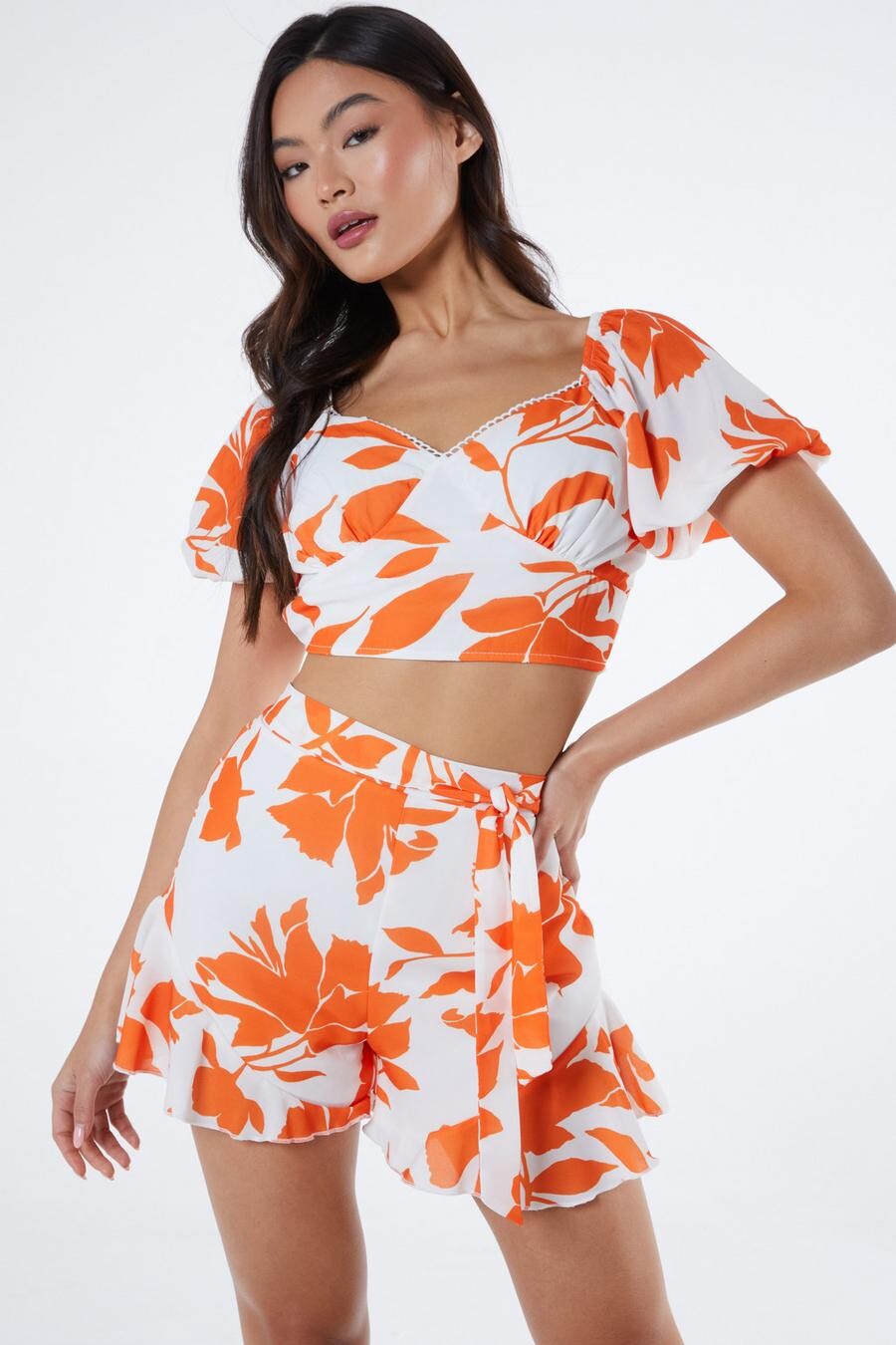 

Оранжевые шорты с цветочным узором и оборками QUIZ Clothing