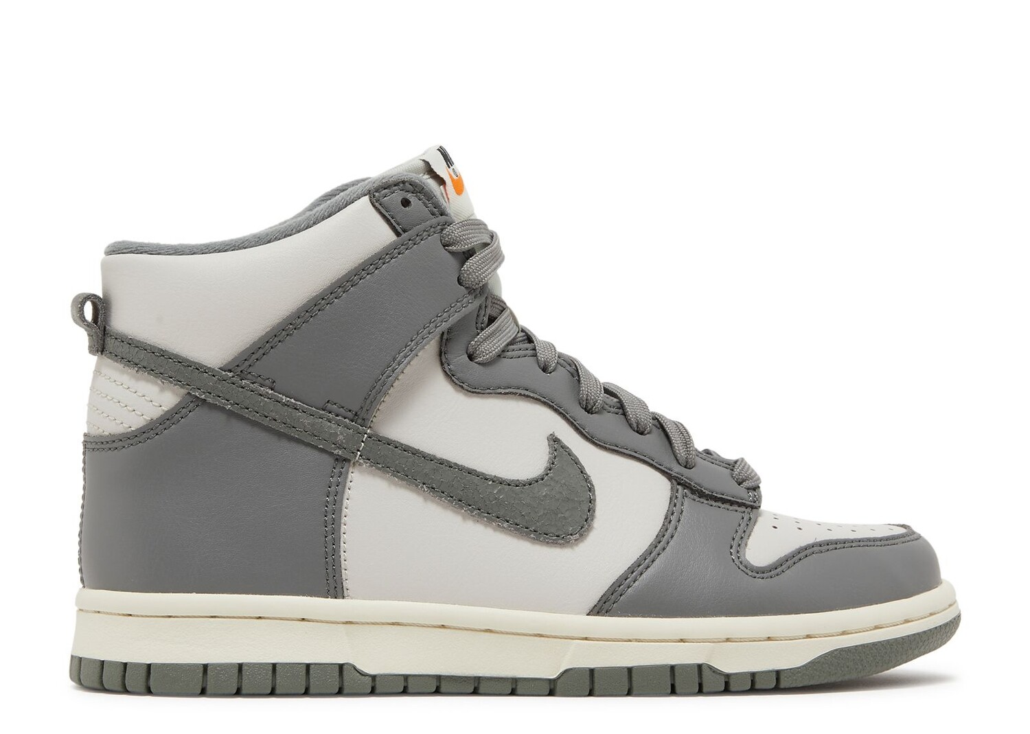 

Кроссовки Nike Dunk High Se Gs 'Light Bone Tumbled Grey', серый
