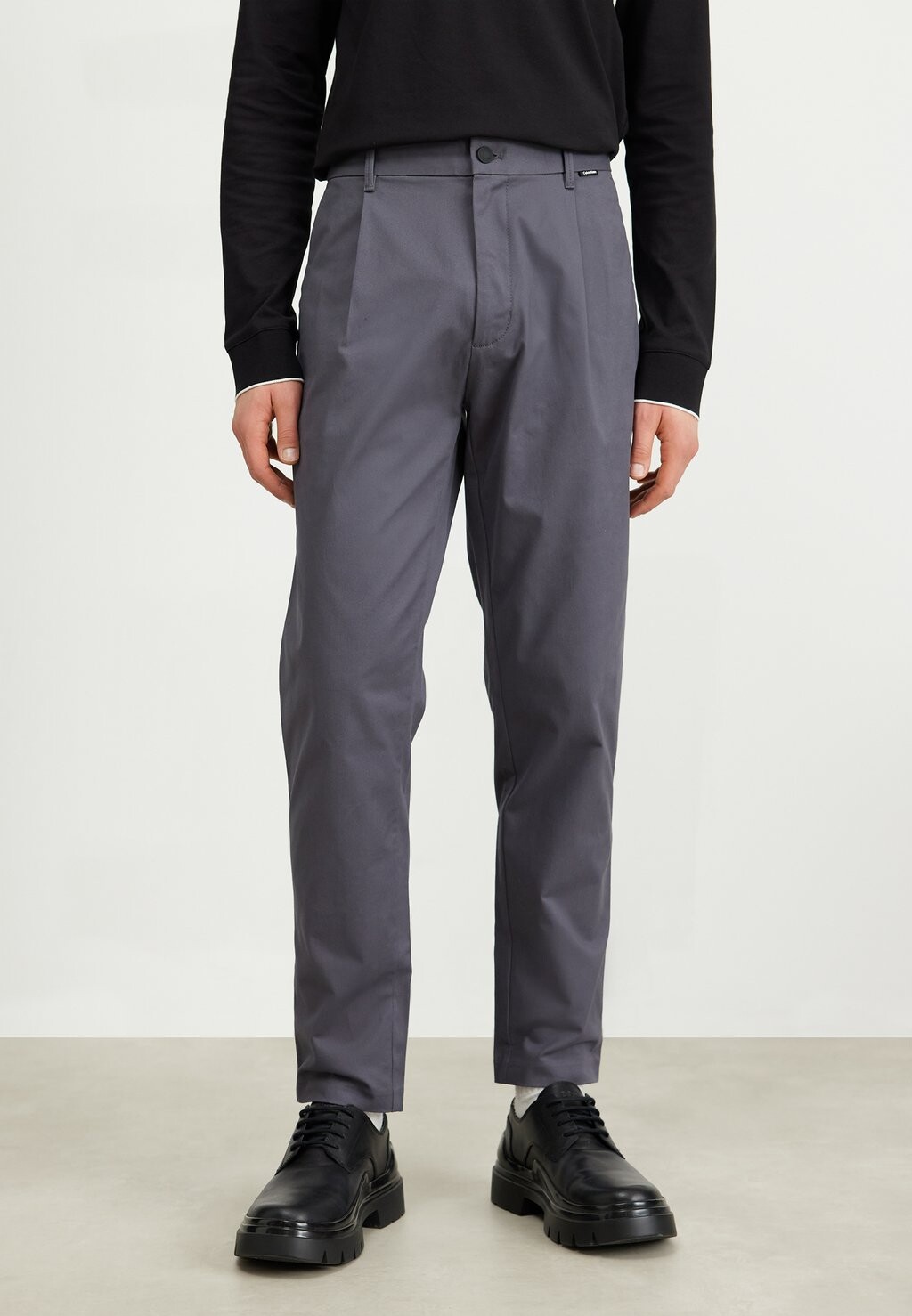 

Брюки Tapered Pleat Calvin Klein, цвет iron gate