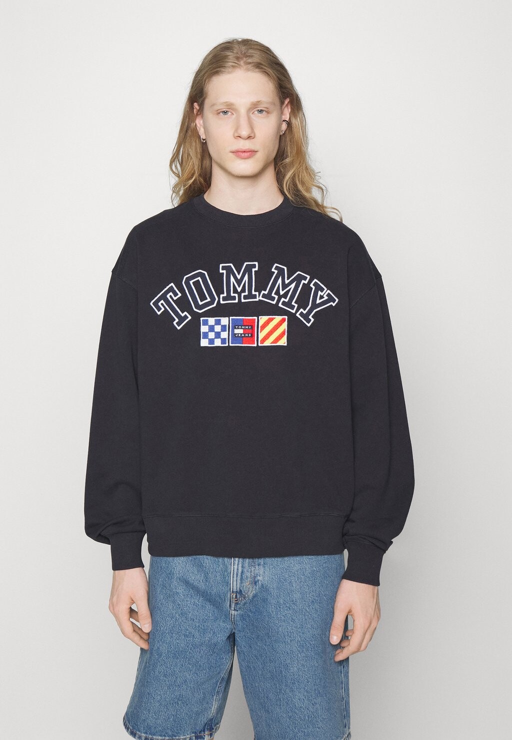 

Толстовка Tommy Jeans Boxy Archive Crew Unisex, небо пустыни