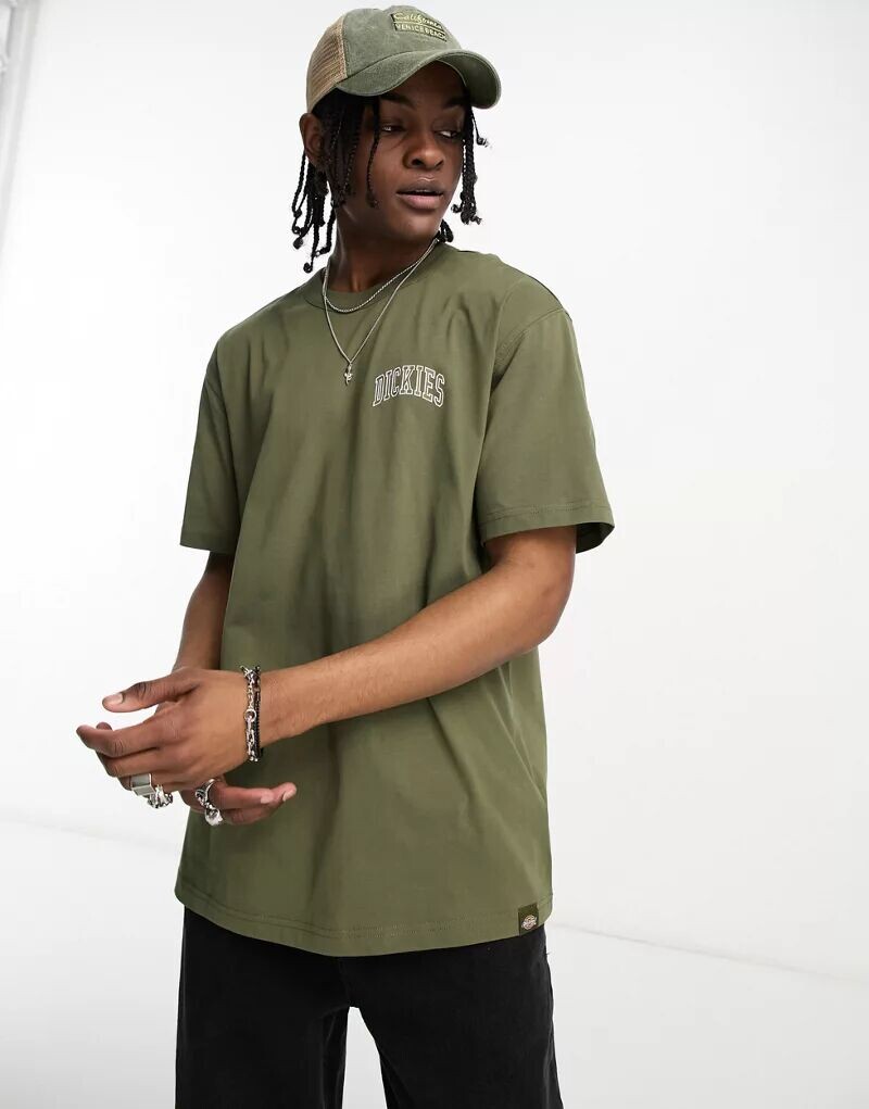 

Темно-зеленая футболка Dickies Aitkin с логотипом колледжа спереди слева