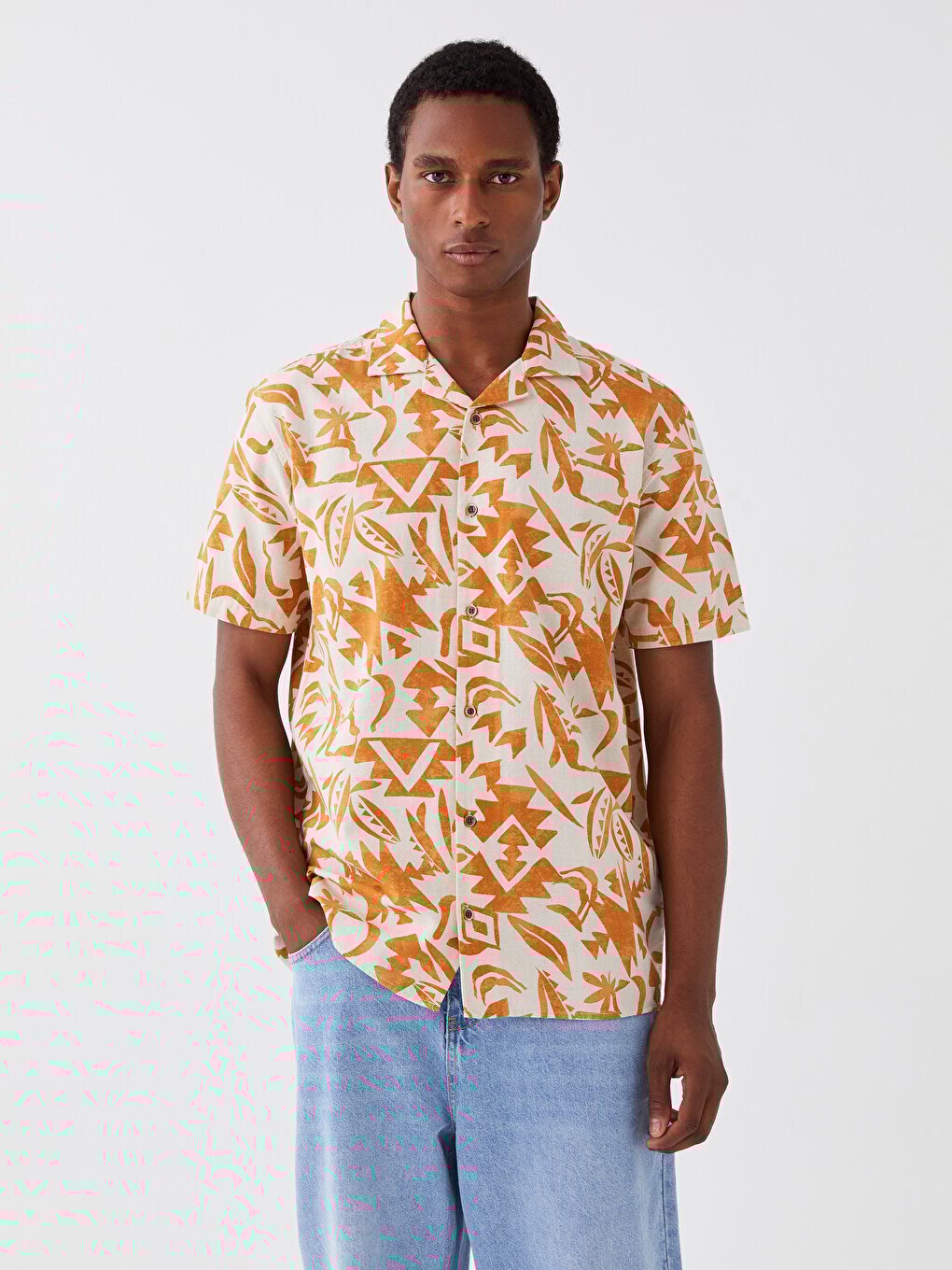 

Мужская рубашка из вискозы стандартного кроя с коротким рукавом и рисунком LCW Casual, бежевый с принтом