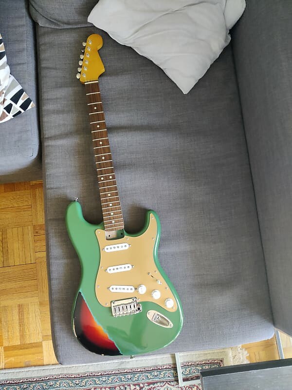 

Электрогитара Fender MJT STRATOCASTER 2022 Cadillac Green over 3 Tone Sunburst