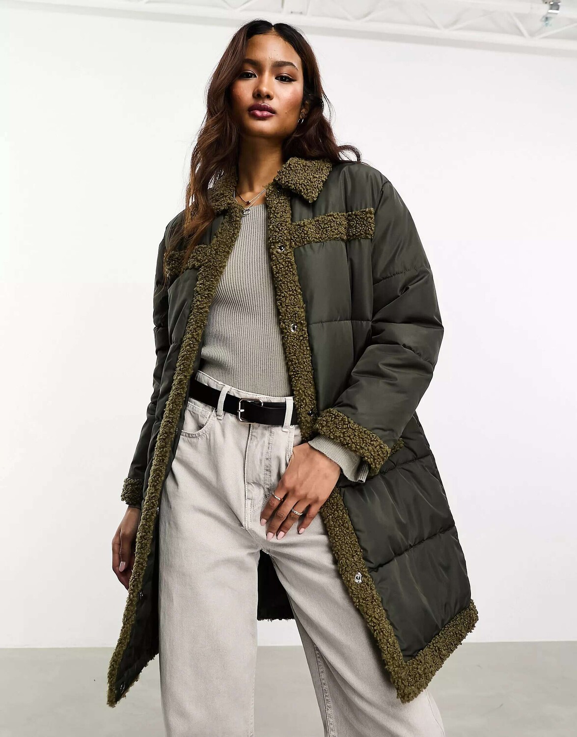 

Утепленная куртка Vero Moda с вставками из борга цвета хаки