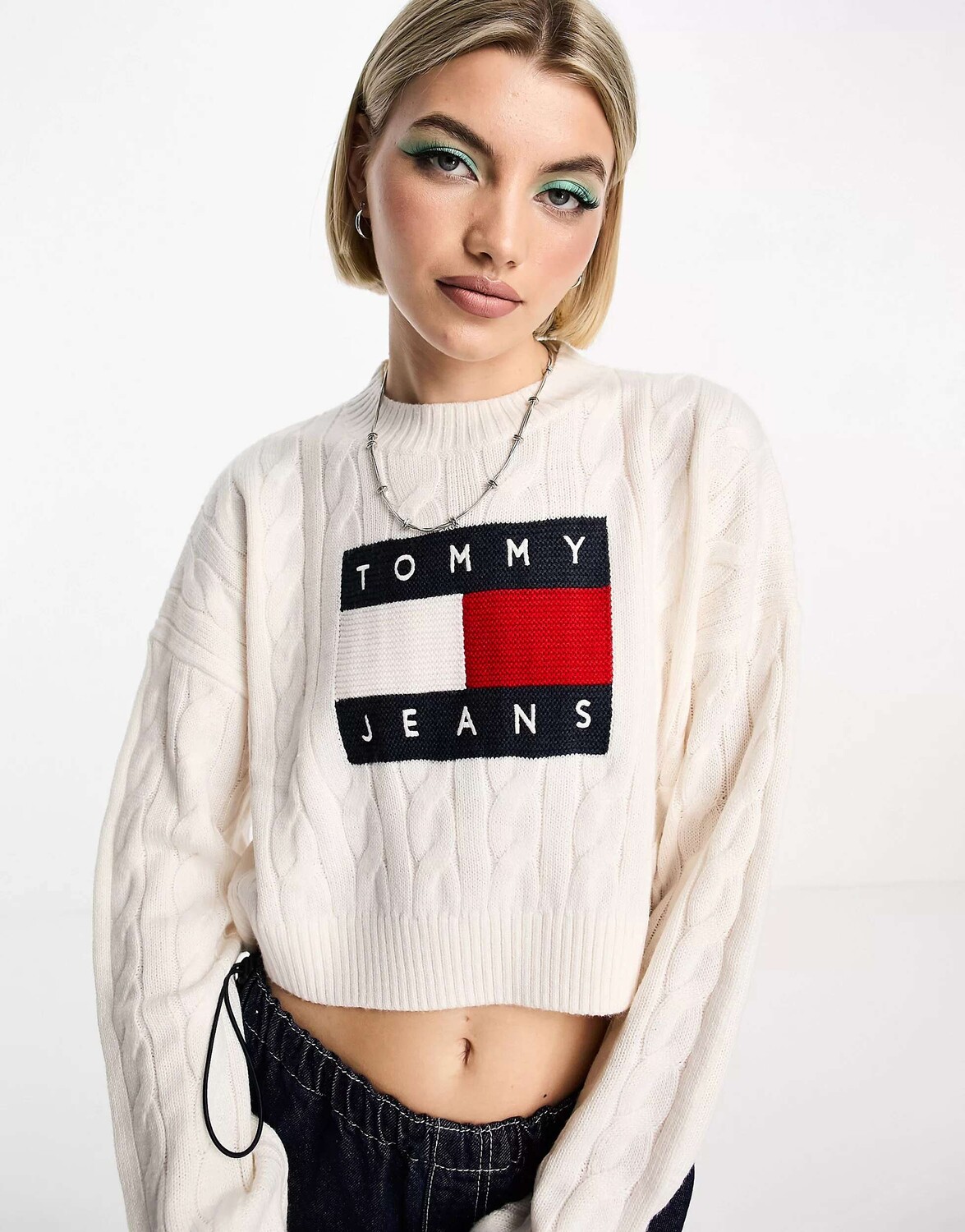 

Белый вязаный свитер свободного кроя с флагом Tommy Jeans