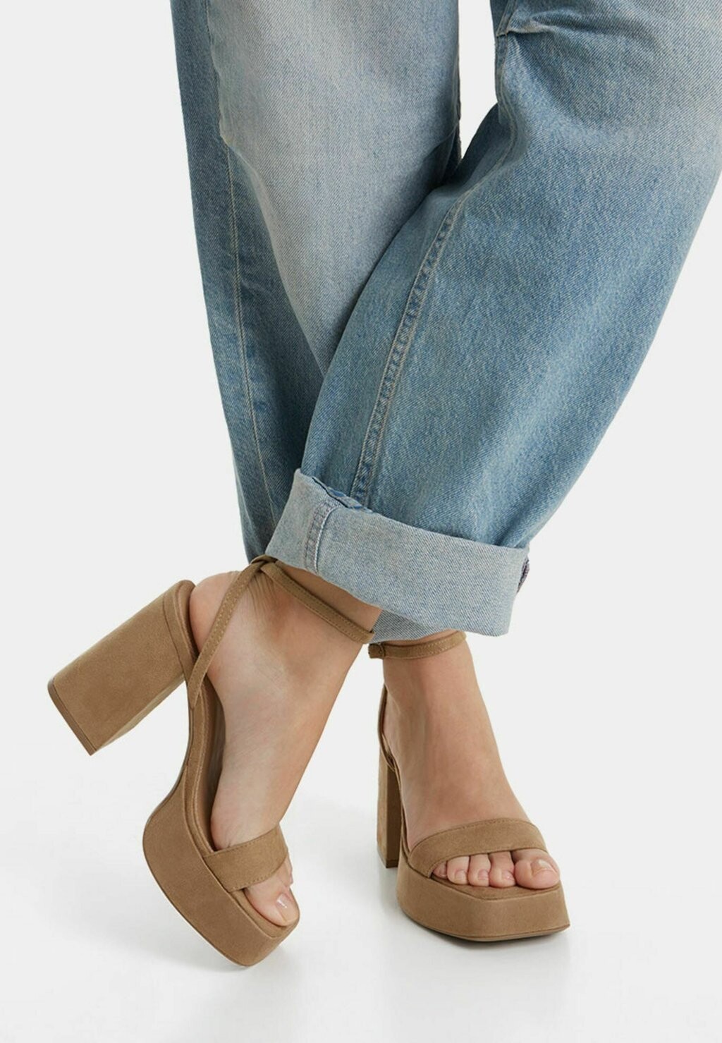 

Босоножки на высоком каблуке Bershka, цвет beige