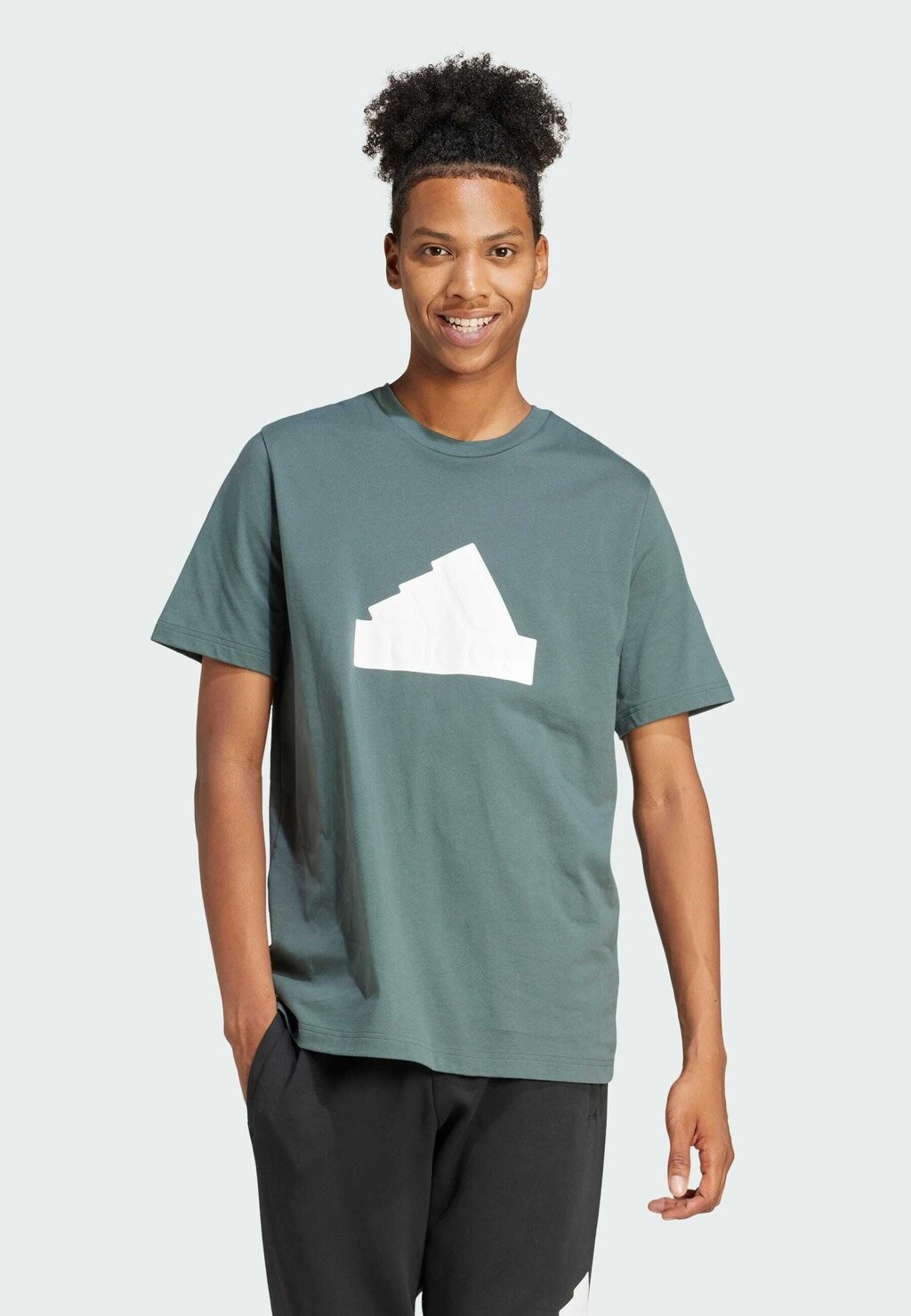 

Футболка с принтом M Fi Bos Reg T adidas Sportswear, цвет legend ivy