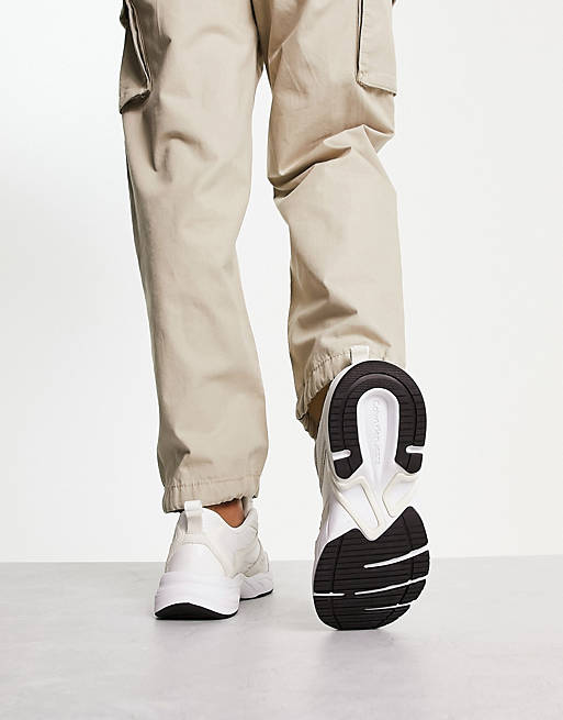 цена Белые кроссовки на массивной подошве с монограммой и логотипом Calvin Klein Jeans