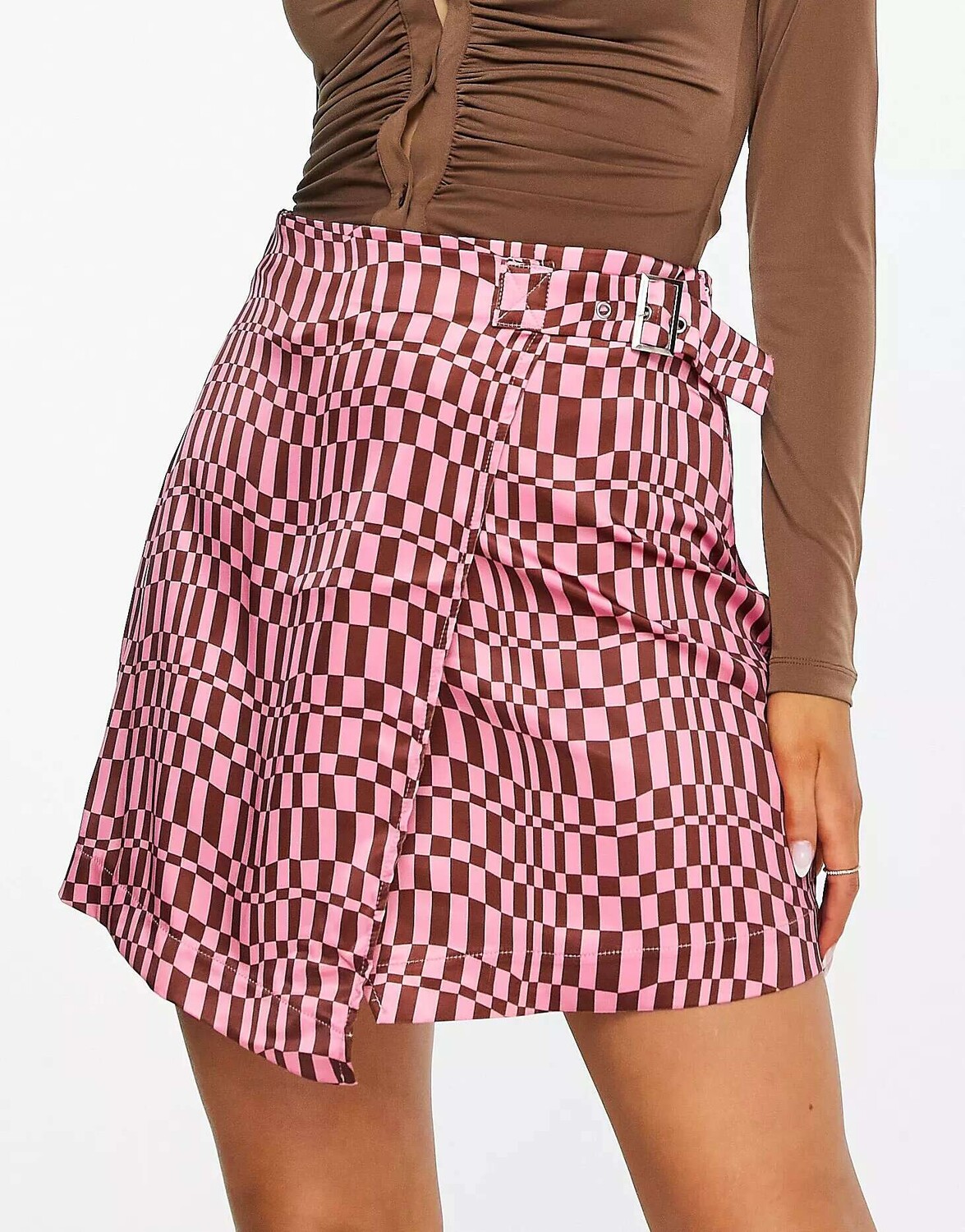

Розовая клетчатая мини-юбка из атласа с запахом Missguided