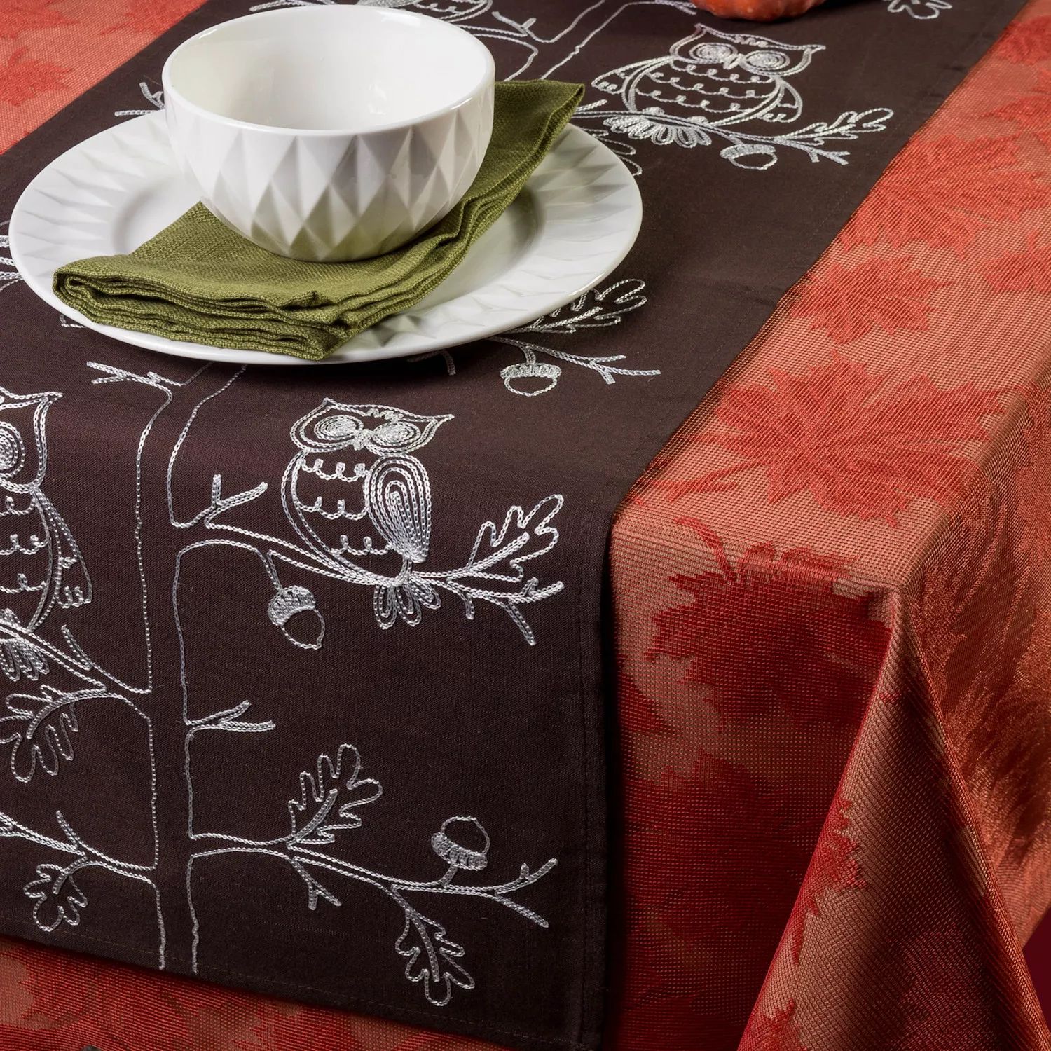 70-дюймовая прямоугольная дорожка для стола с коричневой и белой вышивкой в ​​виде совы фотографии