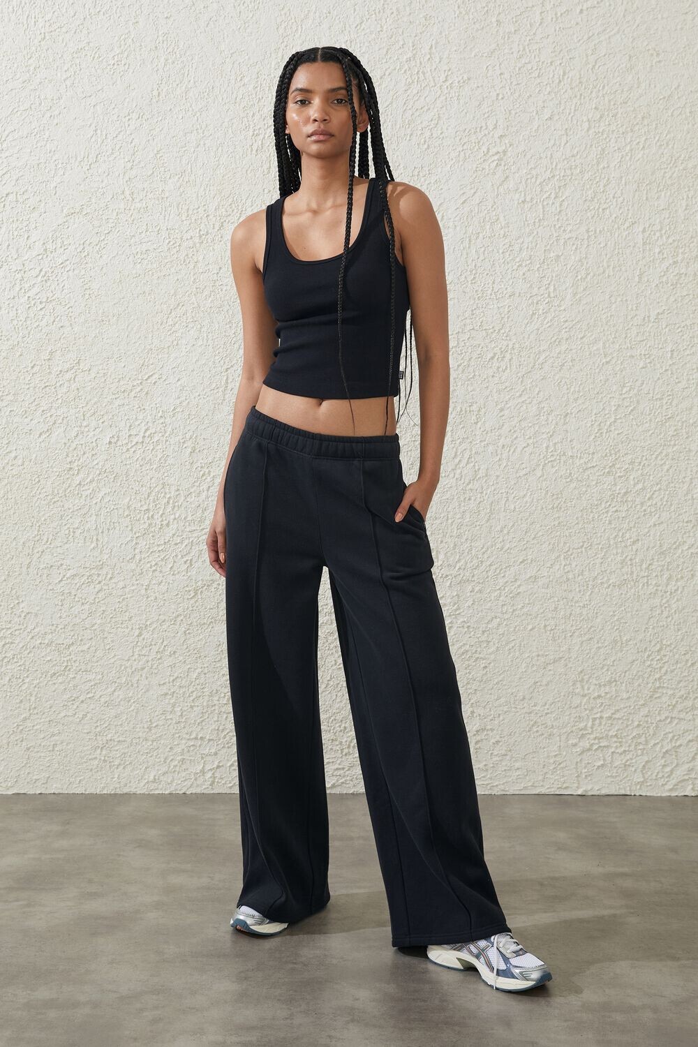 

Широкие спортивные штаны из плюша Cotton On Body