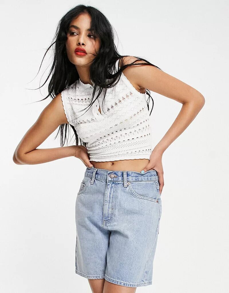 

Трикотажный топ Topshop цвета слоновой кости с застежкой на бретельках, планкой на пуговицах и кружевом