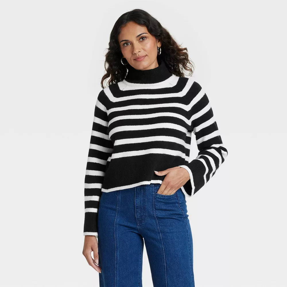 

Женский уютный трикотажный свитер-водолазка Universal Thread, цвет Black Striped