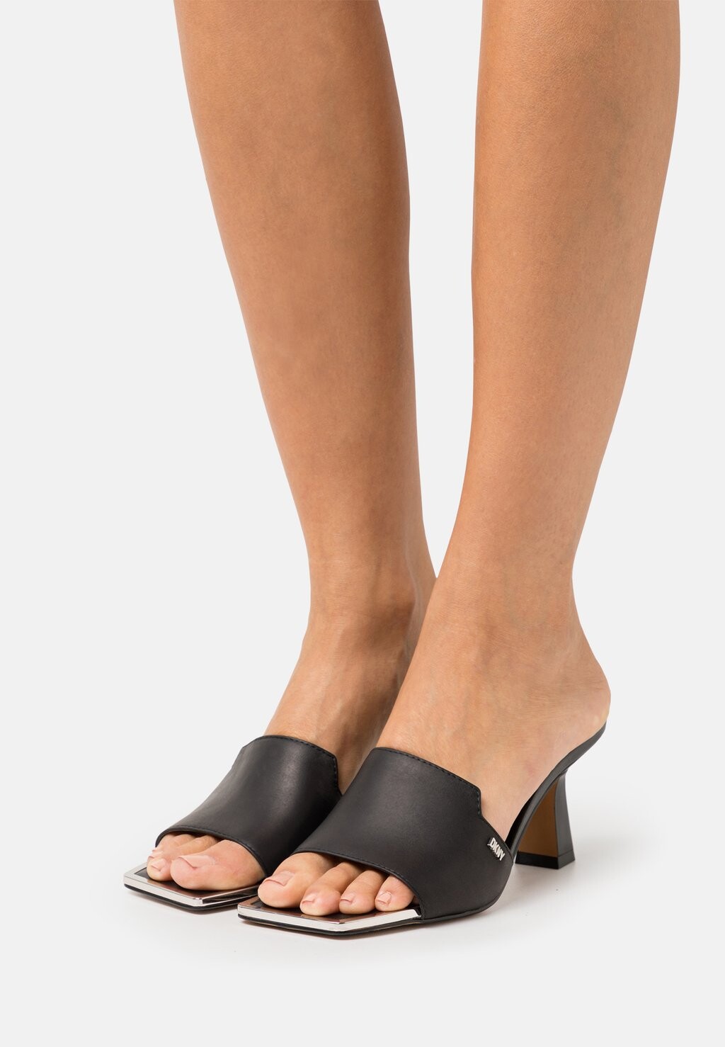 

Шлепанцы DKNY, черный