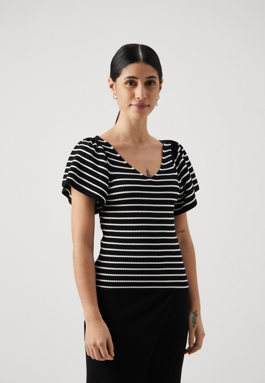 

Футболка с принтом ONLLEELO STRIPE BACK V NECK ONLY Petite, черный