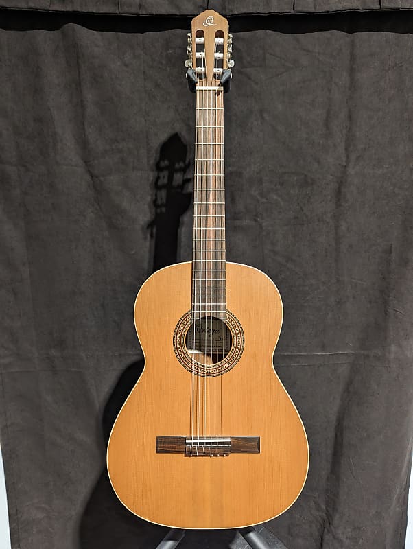 Акустическая гитара Ortega R180 Traditional Classical Nylon 6-String Guitar w/ Deluxe Gig Bag