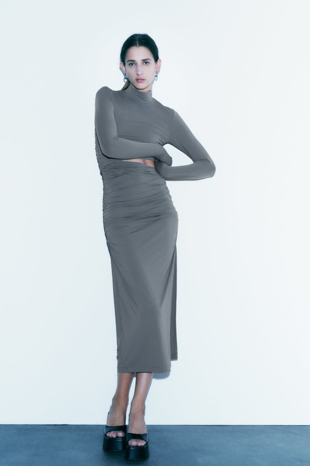 

Приталенное платье с вырезами ZARA, серый