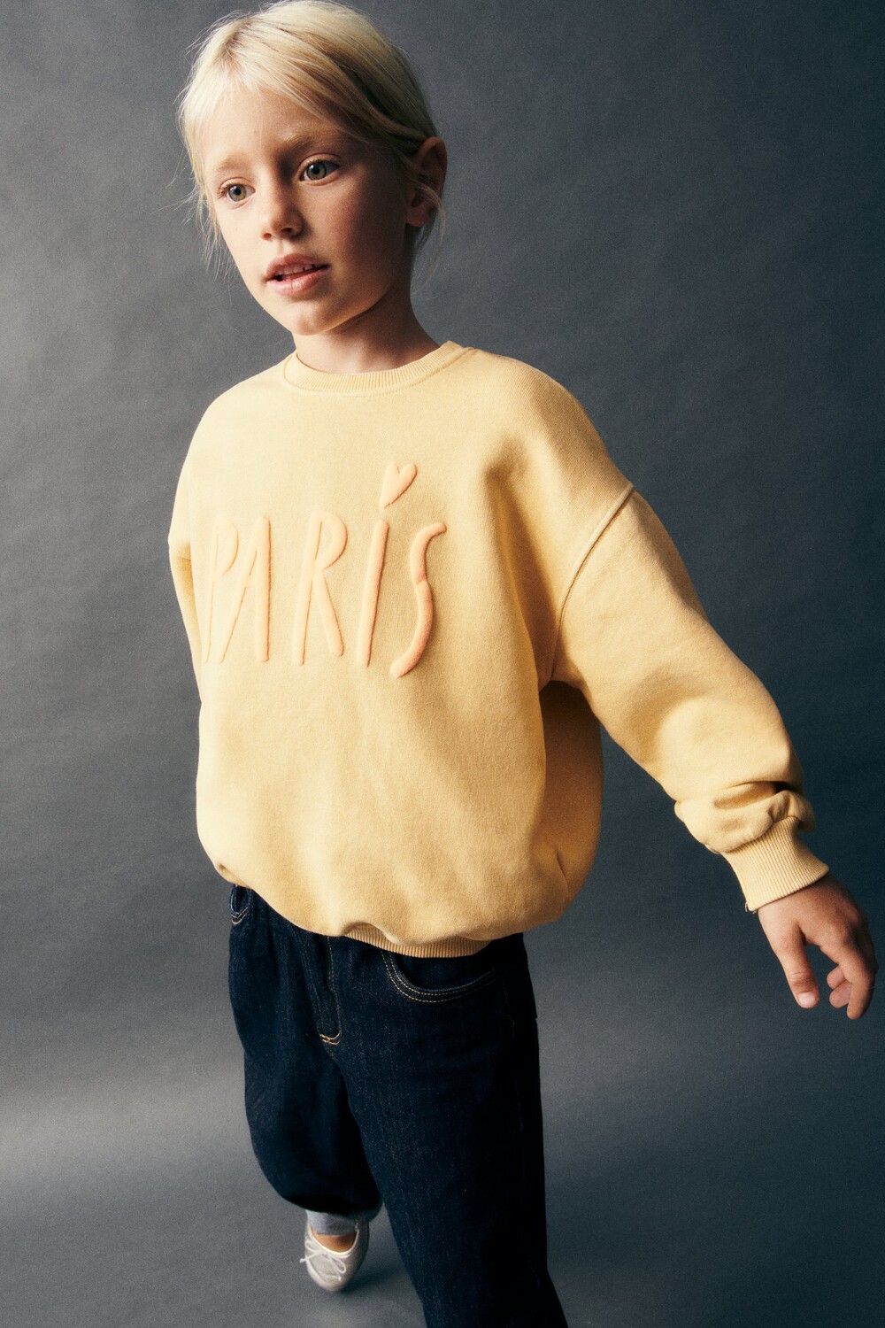 

Свитер с вытяженным принтом с текстом Zara, охра