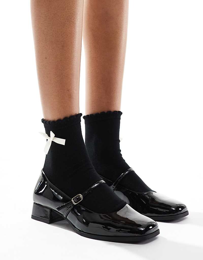 

Черные туфли Мэри Джейн Bershka – с пряжкой и каблуком