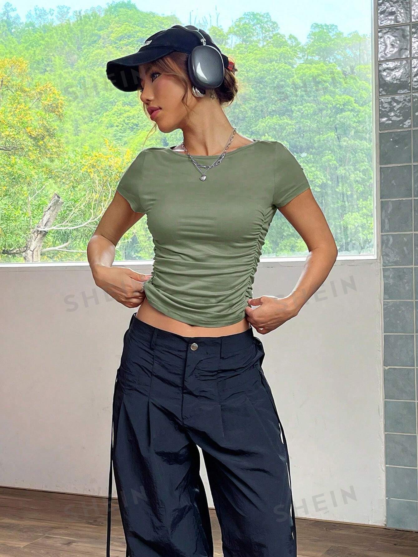 SHEIN EZwear Облегающая плиссированная футболка с короткими рукавами, армейский зеленый фото