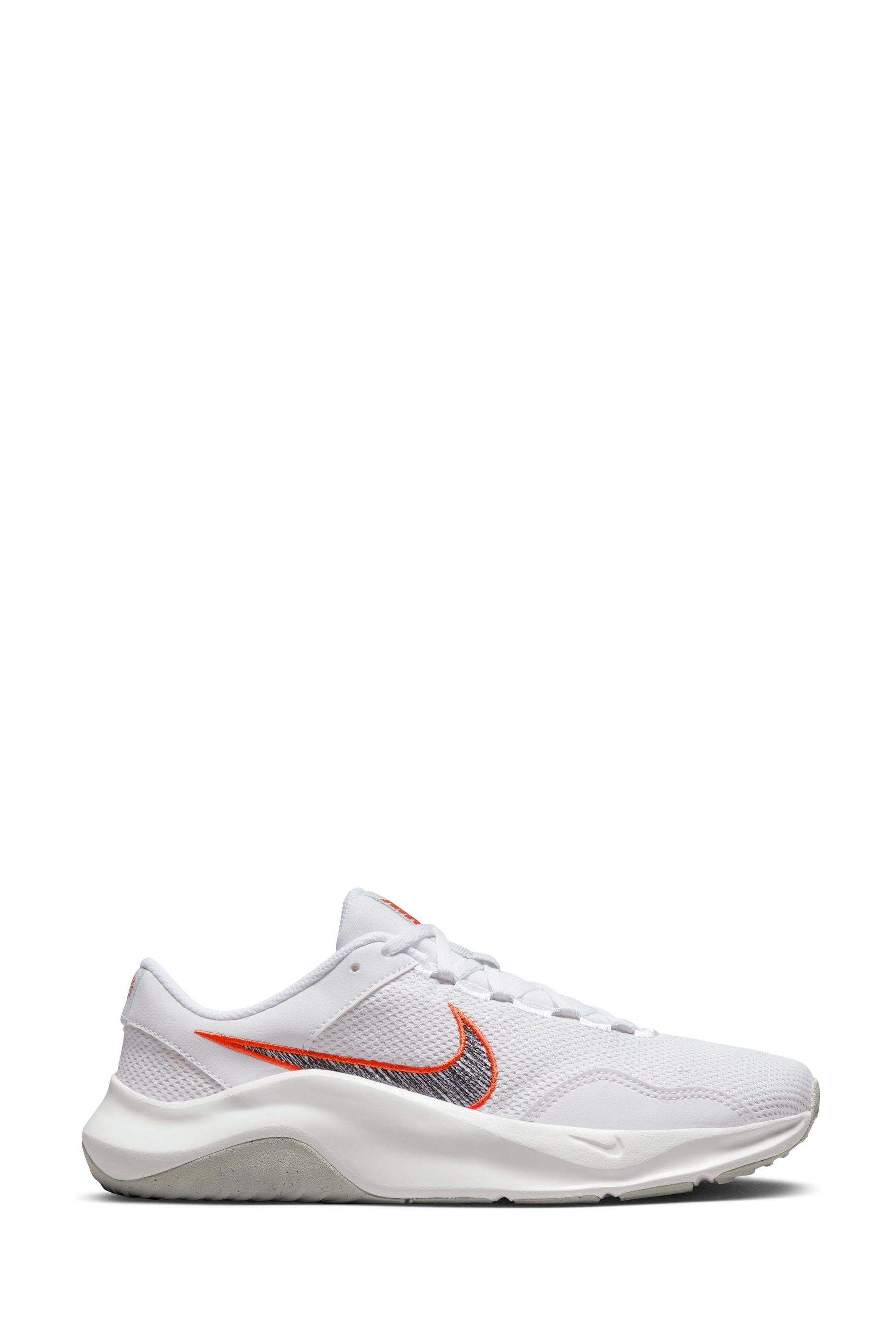 

Кроссовки Legend Essential 3 Nike, белый