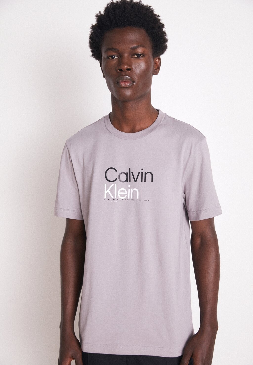 

Футболка с принтом Calvin Klein, серый