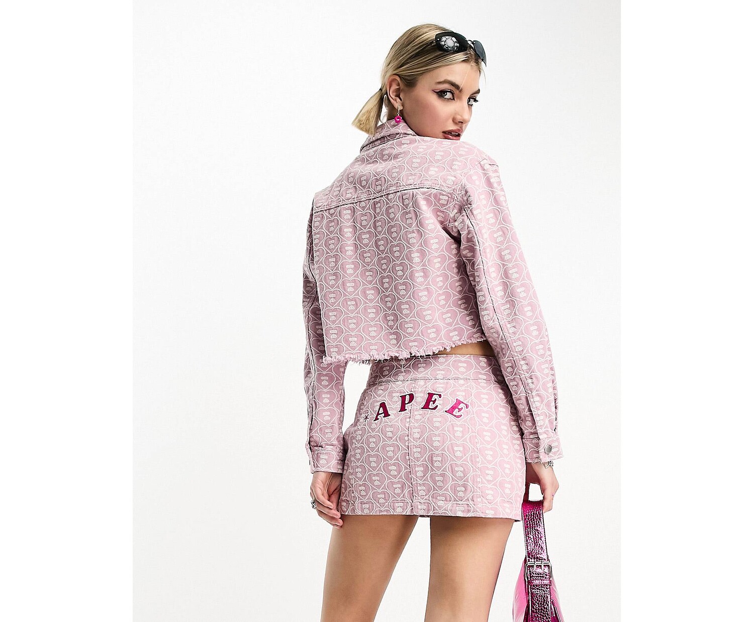 

Розовая джинсовая юбка с принтом APEE by A BATHING APE AAPE BY A BATHING APE
